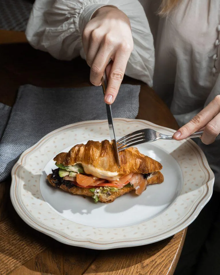 Круасан Бенедикт з лососем: вишуканий сніданок із французьким шармом